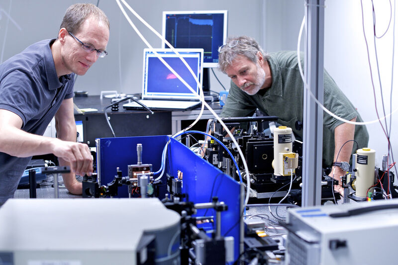Peter Friedli und Hans Sigg bereiten an der Infrarotstrahllinie der SLS das Experiment zu Lasereigenschaften von Germanium vor. (Bild: Frank Reiser, Paul Scherrer Institut)
