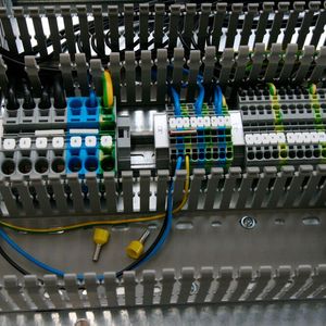 Ohne Kennzeichnungen wäre jede Produktion chaotisch. Ob als Ziffern, Zeichen oder Codes – Kennzeichen schaffen Ordnung und Überblick. (Bild:  Vescon Installation GmbH)