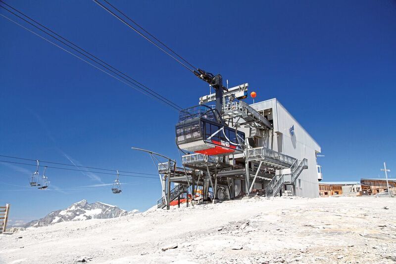 Die gesamte Antriebstechnik inklusive der 150 t schweren Tragseilspanngewichte ist
auf 3038 m Höhe in der Talstation der Téléphérique de la Grande Motte untergebracht. (Nord Drivesystems)
