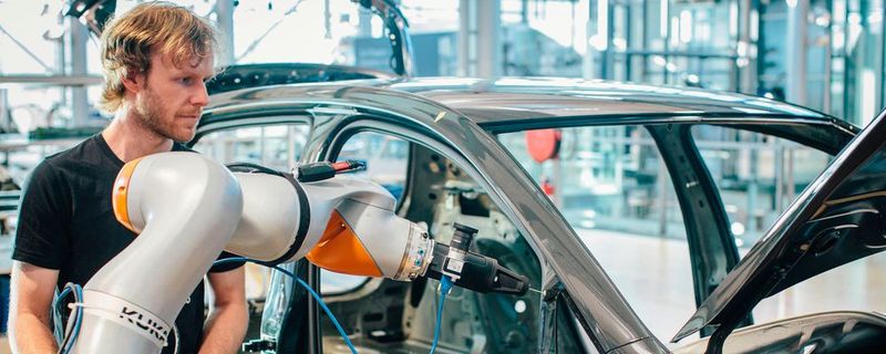 In der Gläsernen Manufaktur in Dresden fertigt Volkswagen nicht nur Fahrzeuge. Ein neues IT-Entwicklungszentrum soll von dort die konzerneigene Industrie-Cloud weiterentwickeln.(Bild:  Volkswagen AG)