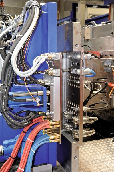 Wartungsstation zur Prüfung von Kühlung, Elektrik, Hydraulik, Heizkanälen und Kernzügen. (Bild: Stäubli)