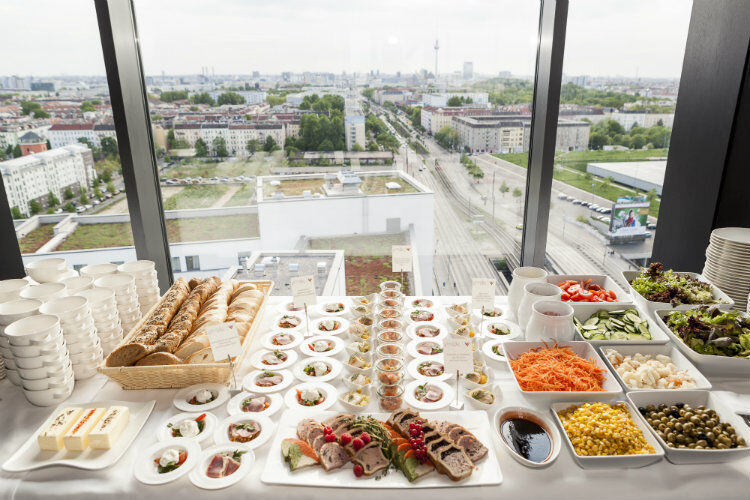 Nach dem Vortrag wartete auf die Gäste ein leckeres Buffet mit Panoramablick. (Foto: Bausewein)