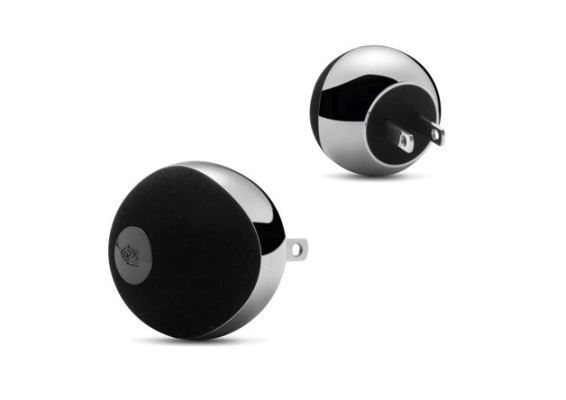 Smart-Home-Assistent NVIDIA SPOT: Nvidia Spot ist eine Ergänzung für Nvidia Shield TV, mit der sich Smart-Home-Geräte von jedem Raum aus steuern lassen. Das Gerät wird in eine Steckdose gesteckt und kann dann über den Sprachdienst Google Assistant dirigiert werden. Gleichzeitig dient es als Repeater und verstärkt das vorhandene Wi-Fi-Signal. So lassen sich per Sprachbefehl Filme starten, Playlists abspielen, Wetterinformationen und Sportergebnisse abrufen oder Weckzeiten einstellen. Spot verwendet ein weit reichendes Richtmikrofon mit akustischer Rückmeldung an den Anwender, damit dieser weiß, dass seine Sprachbefehle auch verarbeitet werden. Da das System lernfähig ist, stellt es sich mit zunehmender Nutzungsdauer auf den Anwender ein, Hersteller NVIDIA, Santa Clara, USA. (Bild: Red Dot / NVIDIA)