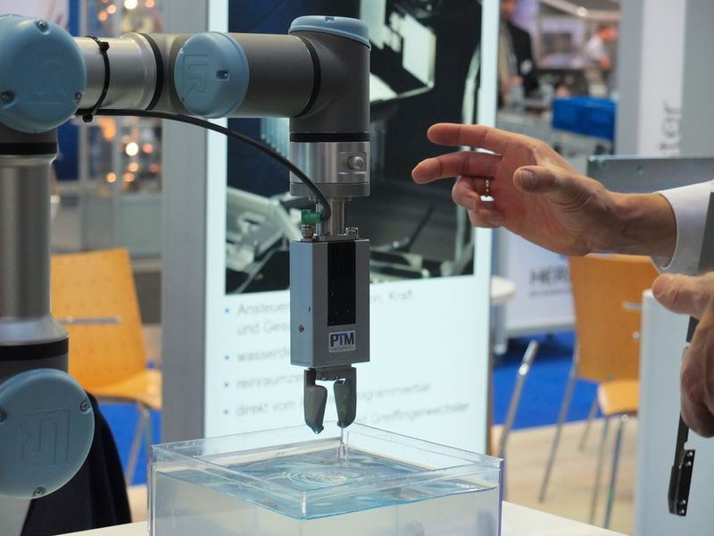 PTM Mechatronics zeigte auf der Motek 2016 Higlights ihrer hochtechnologoischen elektronischen Greifer-Palette, hier die... (U. Drescher/konstruktionspraxis)