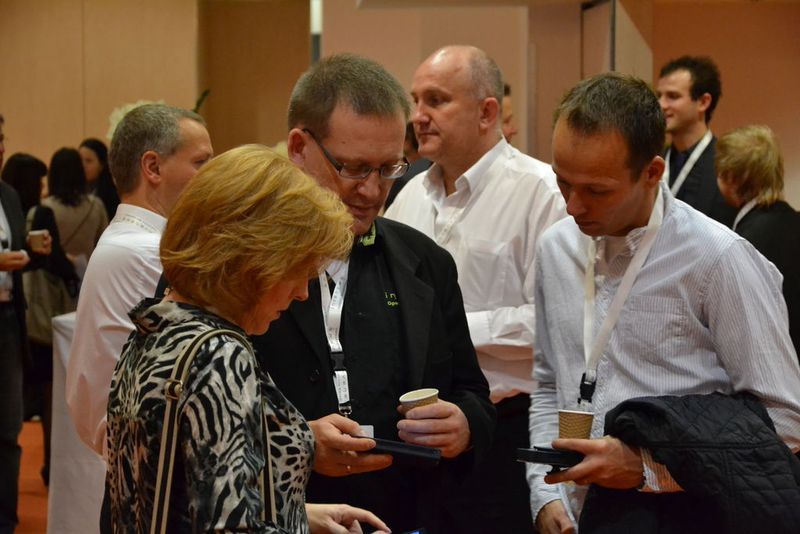 Kommunikatives Highlight war das sogenannte SpotMe-Device. Mit dem kleinen Gerät konnten die Teilnehmer untereinander kommunizieren, Termine und Daten austauschen.  (Bild: PROCESS)