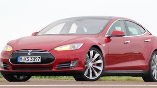 Selten ist ein Auto mit derartigen Vorschusslorbeeren bedacht worden – jetzt gibt es den Tesla Model S85 auch in Deutschland. Ein Fahrbericht. (Foto: ampnet/Meiners)