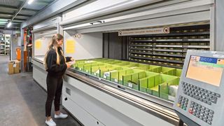 Rund 40.000 Kleinteile hat das Autohaus Seeger in den beiden Liftregalen platzsparend untergebracht. (Bild: Hänel)