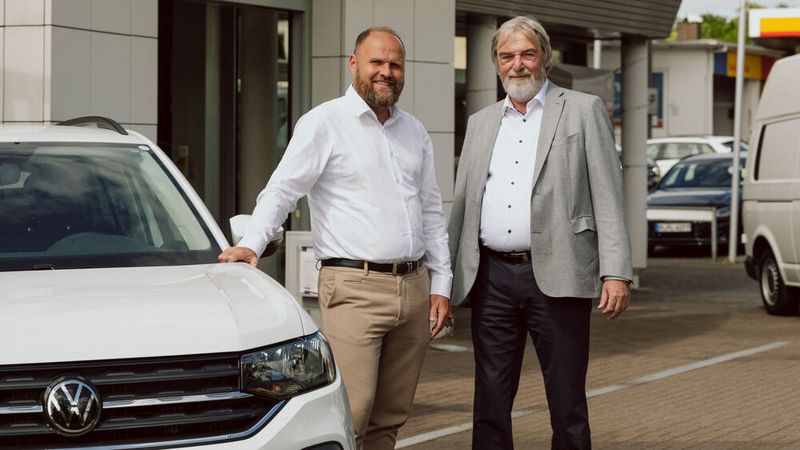 Philipp Atzert (l.), geschäftsführender Gesellschafter von Atzert:Weber, entschied sich gegen den VW-Handelsvertrag und für eine Kooperation mit Reinhard Ostmann (r.), Geschäftsführer Autohaus Ostmann. Davon profitieren beide Unternehmen.(Bild:  Atzert:Weber)