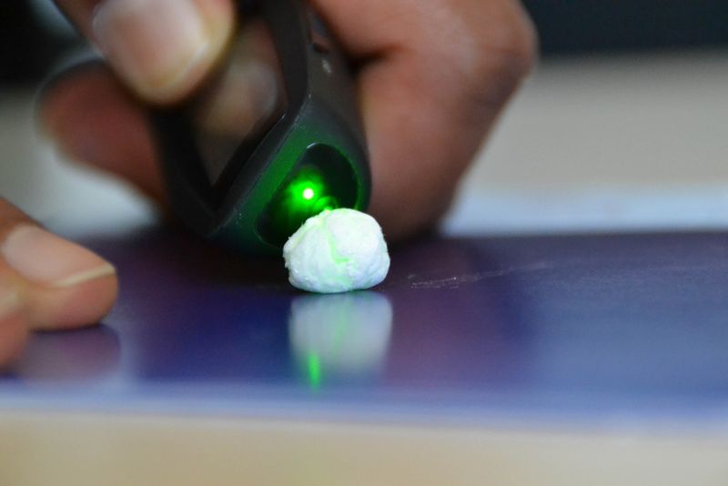 Fast wie Wolle aus Bandnudeln: Dehnbare Keramik aus Zinnoxid ist die Zukunft für die Herstellung von Nanomaterialien. (Bild: Claudia Eulitz, CAU)