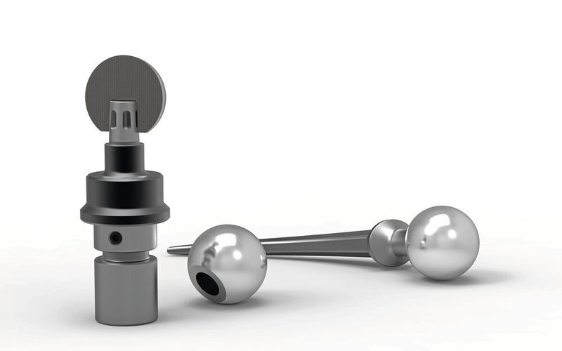 Durch den Einsatz eines Spanndorns mit Hydrodehnspanntechnik werden Werkstücke, hier am Beispiel einer künstlichen Hüftgelenkskugel, hochgenau gespannt. Eine Grundvoraussetzung dafür, dass diese sensiblen Teile präzise und mit optmialer Oberfläche herstellbar sind. (Mapal)