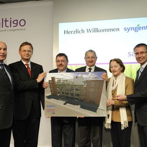 Die hundertprozentige Lanxess-Tochter Saltigo hat am 4. Mai 2010 eine Kooperation mit dem Schweizer Pflanzenschutzhersteller Syngenta besiegelt. (Von links nach rechs: John Ramsey, CFO Syngenta; Axel C. Heitmann, Vorstandsvorsitzender der Lanxess AG; Hans Elmsheuser, Syngenta; Wolfang Schmitz, Saltigo; Ursula Monheim, MdL; Werner Breuers, Vorstandsmitglied der Lanxess AG) 