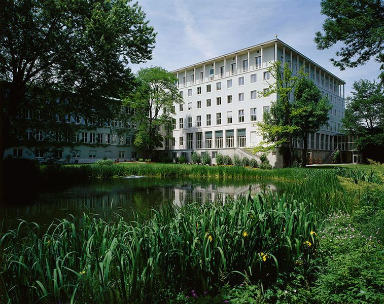 Die Allianz ist ein Versicherungs- und Finanzdienstleister mit Sitz in München. In 2013 erwirtschaftete die Allianz 110,77 Milliarden Euro und beschäftigte 147.627 Mitarbeiter weltweit. (Allianz)