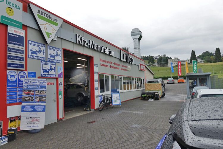 An der Gebäudefassade bildet das Unternehmen sein gesamtes Dienstleistungsspektrum ab. (Bild: Schreiner/»kfz-betrieb«)