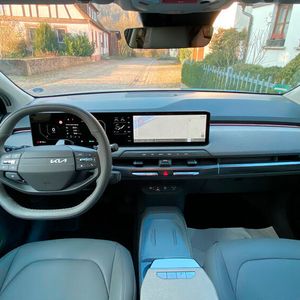 Ein Panoramadisplay, bestehend aus zwei 12,3-Zoll-Bildschirmen für das Kombiinstrument und das Infotainment, sowie einem 5,3-Zoll-Touchscreen zur Steuerung der Klimatisierung, nimmt mehr als die Hälfte des Armaturenbretts ein.(Bild:  Kuhn - VCG)