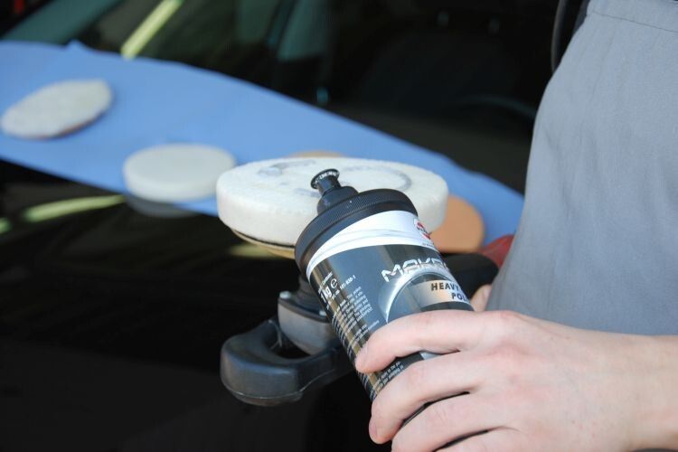 Beim Makrapido-Poliersystem bestimmt die Schleifscheibe den Abtrag. (Foto: Holz)