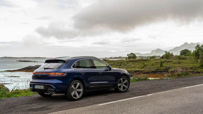 Komplett neu entwickelt wurde das Einstiegstriebwerk mit nur einem Turbolader und vier in Reihe angeordneten Zylindern. (Bild:Porsche)