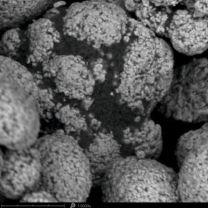 REM Aufnahme von NCM Kathodenaktivmaterial mit Leitrußcoating – mit freundlicher Genehmigung des iPAT (Institut für Partikeltechnik) der TU Braunschweig(Bild:  Eirich)