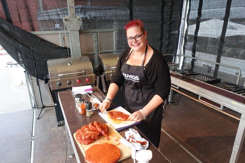 Ulrike Jäger (Nuvias) wird das Grill-Battle gegen Nuvias München gewinnen! Das Fleisch war megaaa! (Bild: IT-BUSINESS)