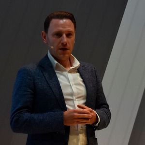 Marcel Minter, Head of Product & Business Strategy Mercedes-Benz Vans, erklärte in Wiesbaden, dass Mercedes Luxus im Van-Segment einführen möchte.(Bild:  Simon – VCG)