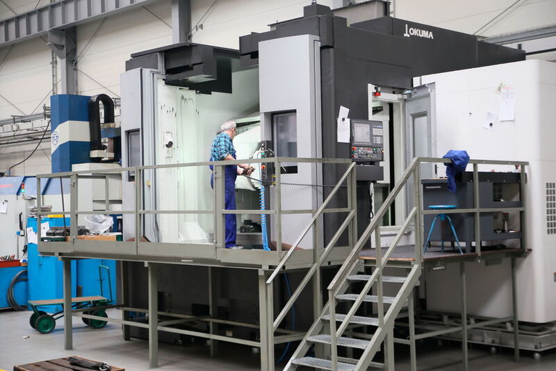 Neue Maschinen für neue Märkte: Die Okuma VTM-2000YB ermöglicht Bison die Fertigung grossdimensionierter Werkstücke. (Okuma)