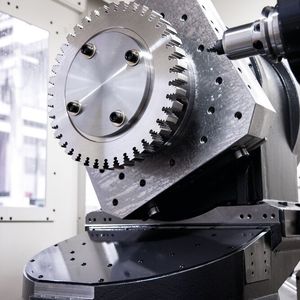 Das hochgenaue horizontale Bearbeitungszentrum YBM 7Ti-50RP von Yasda ermöglicht eine hohe Bearbeitungsgenauigkeit durch den Einsatz eines Systems zur Stabilisierung der Wärmeausdehnung. 