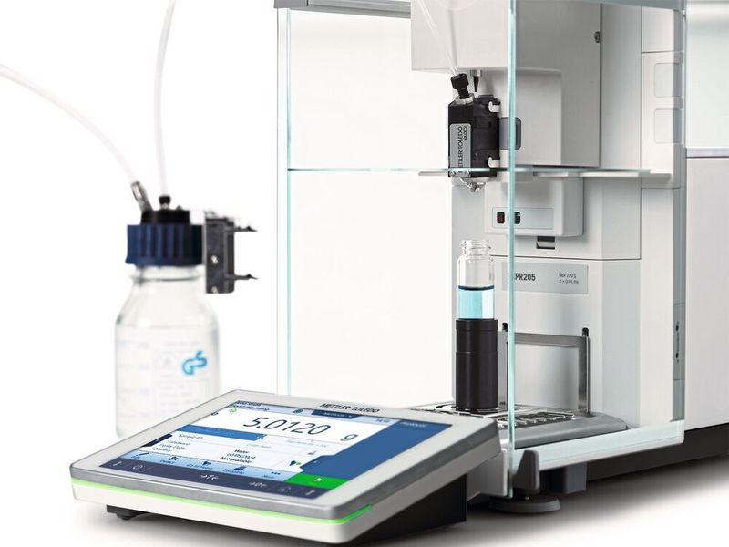 Das Liquid Handling-Modul der automatischen XPR-Waage bedeutet, dass das manuelle Wägen von pulverförmigem Probenmaterial nicht präzise sein muss. Das Modul kompensiert und liefert jedes Mal perfekte Konzentrationen, um den Durchsatz zu verbessern, Lösungsmittel zu sparen und Abfall zu vermeiden. (Mettler Toledo)
