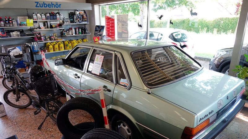 Volles Programm: Im Schauraum demonstriert die freie Werkstatt kreativ ihr Serviceangebot. (Bild: Schreiner/»kfz-betrieb«)