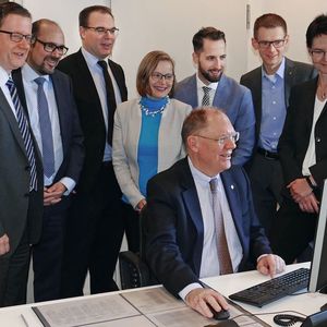 BfJ-Präsident Heinz-Josef Friehe unterzeichnet den ersten Vorgang in der E-Akte Bund (im Hintergrund Vertreter der am Pilotprojekt beteiligten Behörden und des Softwareherstellers)