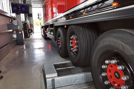 Ein Bremsprüfstand mit Lastsimulation wie dieser BD 8427 von Beissbarth beschleunigt den Prüfablauf deutlich, da die Fahrzeuge auch unbeladen ausreichend hohe Bremskräfte vor der Blockiergrenze erreichen. Ein Bremsprüfstand mit Lastsimulation wie dieser BD 8427 von Beissbarth beschleunigt den Prüfablauf deutlich, da die Fahrzeuge auch unbeladen ausreichend hohe Bremskräfte vor der Blockiergrenze erreichen.