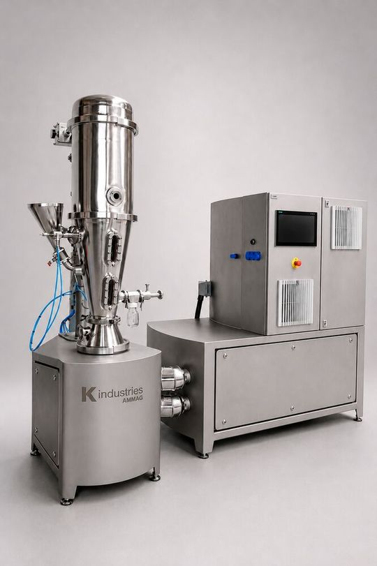 Die Wirbelschicht-Versuchsanlage verarbeitet Stoffe aus den Bereichen Food/Feed, Pharma, Chemie und Baustoffe.(Bild:  K-Industries)