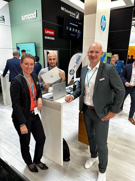 Sabine Reinhard und Adem Gürbüz (HP) mit Jochen Kraus (MR Datentechnik). (Bild: Vogel IT-Medien)