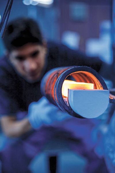 Härterei Gerster  investiert als Kompetenzzentrum für das Randschichthärten gezielt in die Erneuerung ihrer Anlagen, um dank leistungsfähiger und flexibler Steuerungstechnik die hohen Ansprüche der Kunden zu erfüllen. (Härterei Gerster)