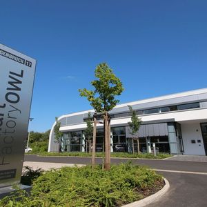 Die Smart Factory OWL ist das Real-Labor für Industrie 4.0 in Ostwestfalen-Lippe und bietet Unternehmen und Forschungseinrichtungen umfangreiche Dienstleistungen für die Entwicklung und Erprobung neuer Produkte und Technologien für die Fabrik der Zukunft an.