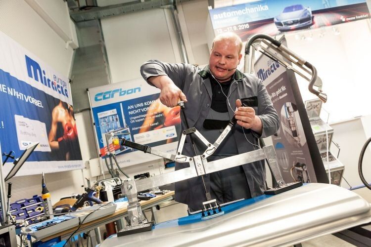 ... zeigte Ralf Rathmann von Rathmann Karosserietechnik, was dies in der Praxis bedeutet. Die Reparatur wurde live auf die Leinwände im Vortragsraum übertragen. (Foto: Bausewein)