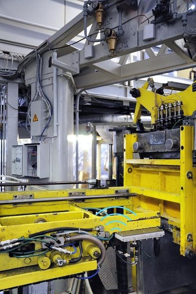 WISA-Technologie in Schäumanlage:  IP67-Modul im Vordergrund, Basisstation im Installationsschrank (hinten links, geöffnet), Antennenpaar am Querträger oben über der Station (Archiv: Vogel Business Media)