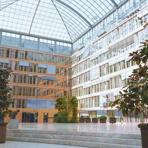 Im Haus der Deutschen Wirtschaft sind seit 1999 die drei Spitzenorganisationen der deutschen Wirtschaft BDI, BDA und DIHK unter einem Dach vereint.