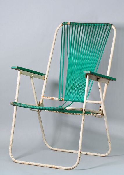 Wer in den 50er- bis 70er-Jahren aufgewachsen ist, kam an dieser Art Gartenstuhldesign nicht vorbei. Ein Rahmen aus Blechrohren und -profilen mit einer Sitzgelegenheit, die aus extrudierten Kunststoffschläuchen in damals allen möglichen Farben gefertigt wurde. PVC hieß damals das Zauberwort. (Bild: KMV)