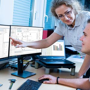 Simulation wird zum strategischen Werkzeug, weil sie Engpässe früh sichtbar macht, Entscheidungen absichert und jeden Projektabschnitt datenbasiert stärkt.(Bild:  Zeta)