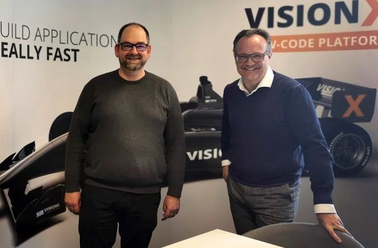 SIB Visions-CEO Roland Hörmann (links im Bild) und Bernd Steinbrenner, CCO Industrie Informatik.(Quelle:  Industrie Informatik)