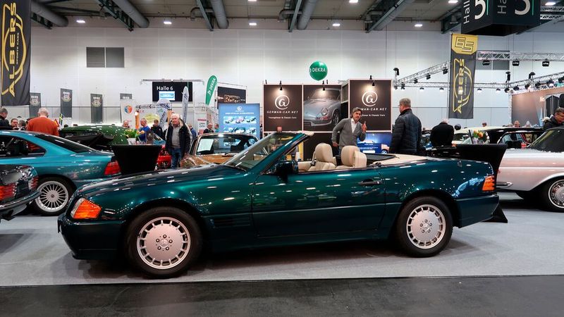 Die ersten fünf Baujahre des Mercedes-Benz SL der Baureihe R129 haben bereits Oldtimerstatus. Ab dem kommenden Jahr gilt das auch für frühe Fahrzeuge der ersten Modellpflege (MOPF 1). Im Bild ein Fahrzeug in der für diese Baureihe recht seltenen Außenfarbe Turmalingrün Metallic (Code 269) (Bild: Diehl – VCG)