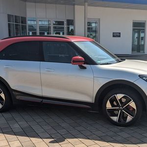 Der kleinere Smart fällt mit seiner Dachlinie auf und ist 4,27 Meter lang.(Bild:  Simon – VCG)