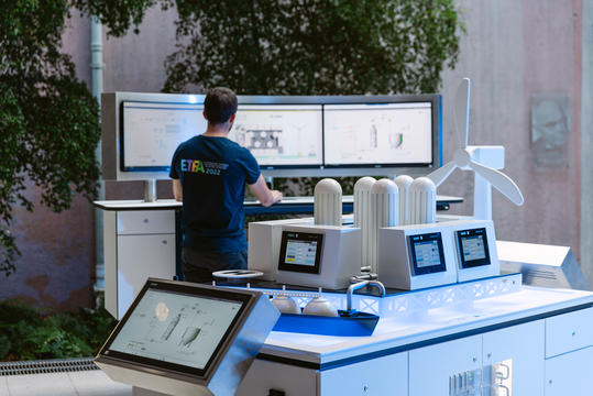 Wie Wasserstoff offshore produziert wird, können Besucher am H2Mare-Demonstrator erfahren.(Bild:  IAS / Universität Stuttgart)