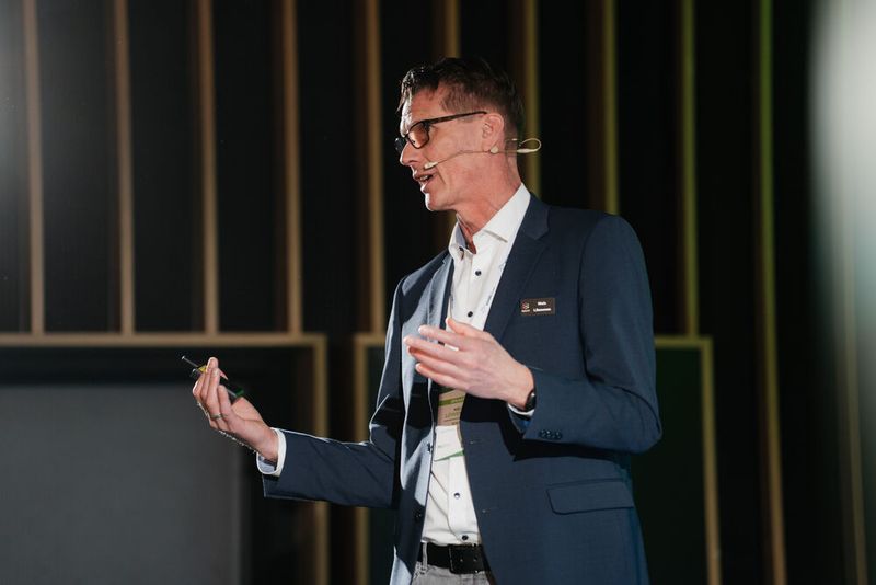 Die Expert-Session von Niels Löwensen (Sales Engineer, Scality) trug den Titel: „KI ganz konkret: Wie baut man intelligentere Chatbots?“ (Bild:  Manuel Emme Fotografie)