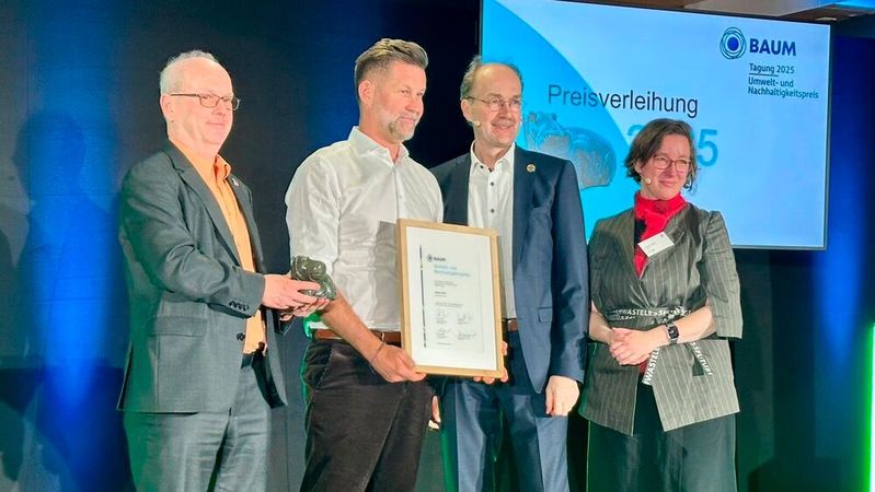 v.l.n.r.: Dieter Brübach (Stellvertretender Vorsitzender BAUM e. V.), Marco Dörr (Geschäftsführer Stannol), Martin Odeland (Stellvertretender Vorsitzender BAUM e. V.), Yvonne Zwick (Vorsitzende BAUM e. V.)(Bild:  Stannol)