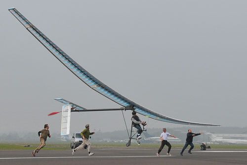 Der Moderator Jem Stainsfield hält sich mit seinem Fahrad-Flugzeug für Sekunden in der Luft. (Bild: BBC / Arthur Willmer)