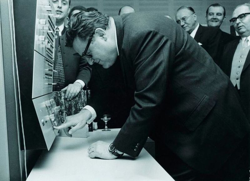 Einweihung des eigenen Rechenzentrums im Jahr 1969 durch den damaligen Bundesfinanzminister Franz Josef Strauß. (Bild: Datev eG)