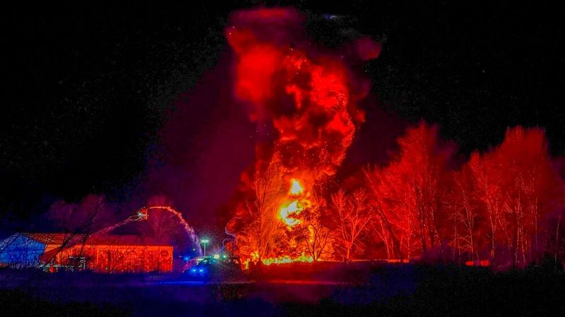 Meterhohe Flammen und eine massive Rauchentwicklung prägten den Großbrand eines Reifenlagers im Karlsruher Stadtteil Nordstadt. (Bild:  Einsatz-Report24)