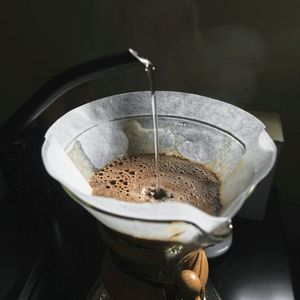  Platz 1: Ein zeitloser Klassiker – Der Filterkaffee
Der klassische Filterkaffee existiert seit Anfang des 20. Jahrhunderts, als Melitta Bentz im Jahr 1908 das erste Kaffeefilterpapier erfand und patentierte. Filterkaffee ist eine Zubereitungsart, bei der heißes Wasser durch gemahlenen Kaffee in einem Papierfilter läuft, um aromatischen Kaffee zu extrahieren. In Deutschland bleibt Filterkaffee trotz vieler neuer Kaffeetrends weiterhin sehr beliebt.  
Auch heute noch geben 51% der Befragten an, regelmäßig Filterkaffe zu trinken.  
Lesetipp:  Wie bitter uns Kaffee schmeckt, ist auch Veranlagung
 (Bild: frei lizenziert/ Kevin Canlas)