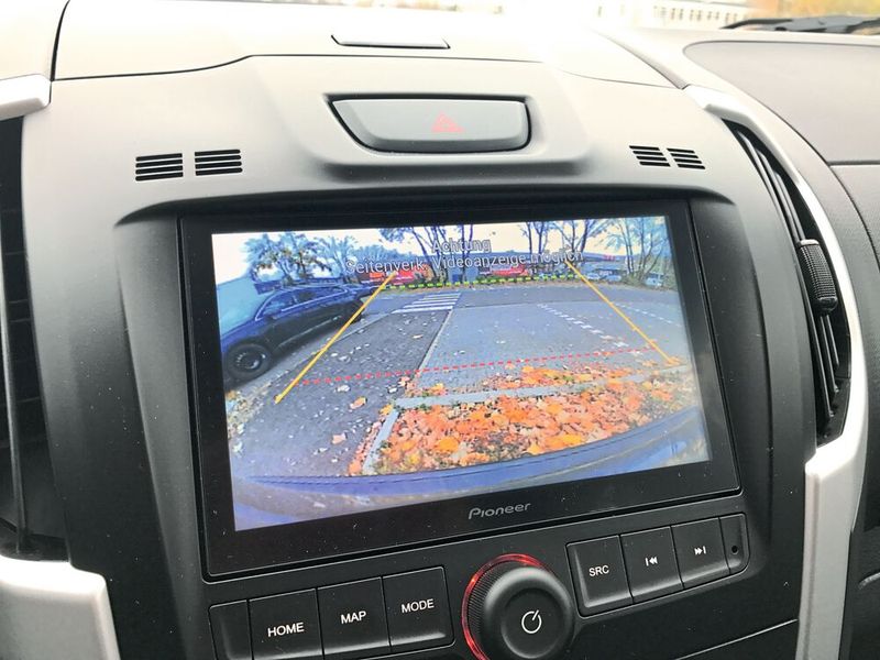 Zwar liegt der Fokus damit auf dem Lastentransport, doch moderne Technik ist in dem D-Max genannten Pick-up durchaus verfügbar. (Bild: Grimm / »kfz-betrieb«)