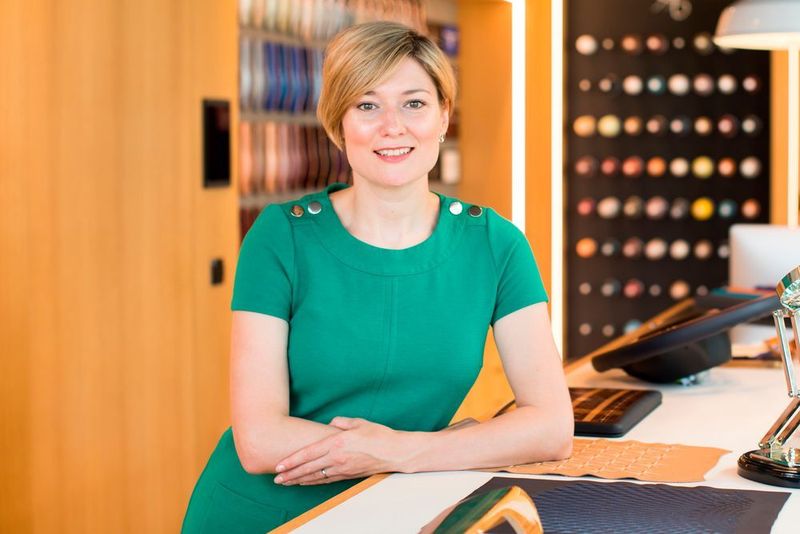 Rolls-Royce hat Melanie Evans zum 1. August 2018 zur Leiterin Vertrieb Channel Development & Customer Relations ernannt. Sie wird im Hause Rolls-Royce in Goodwood, West Sussex, arbeiten. Evans kam 2011 zu Rolls-Royce, zunächst als Marketing & Digital Manager, bevor sie zur Head of Commercial Development und dann zu ihrer derzeitigen Position als Head of Sales and Marketing wechselte. Bevor sie zu Rolls-Royce Motor Cars wechselete, arbeitete Evans in unterschiedlichen leitenden Marketing- und Vertriebspositionen in der Automobil- und Luftfahrtindustrie.  (Rolls Royce)